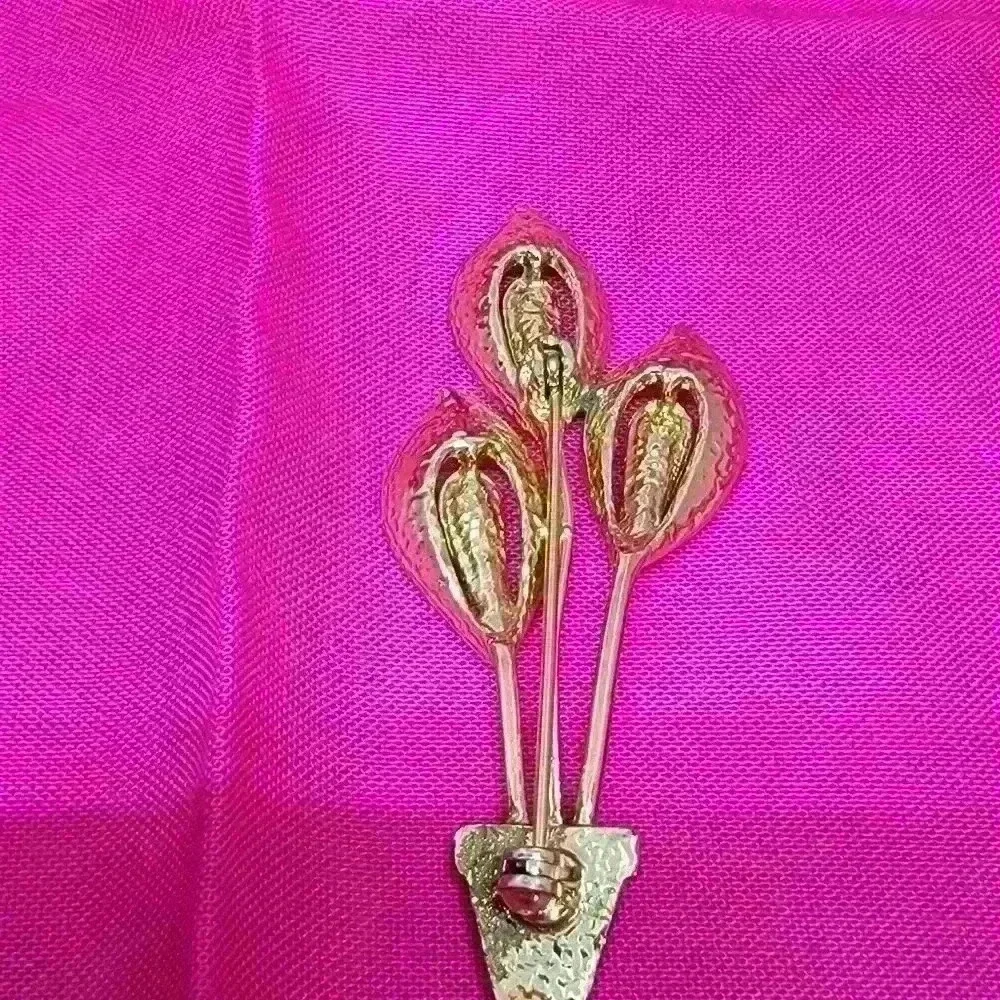Beautiful Ladies Vintage Brooch